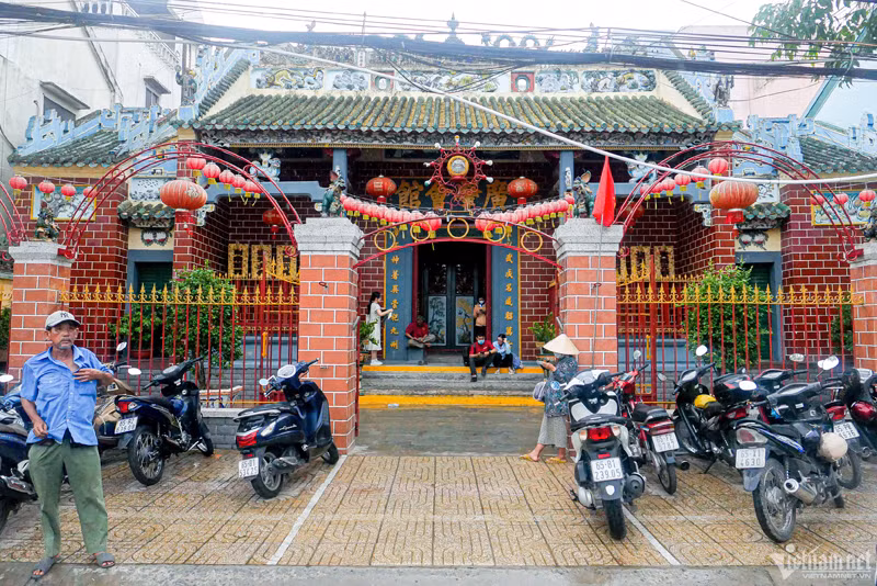 Пагода Онг, расположенная на оживленной пристани Нинькиеу, привлекает посетителей своей уникальной архитектурой.