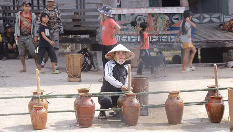 Жители деревни варят винные горшки и приносят на церемонию Шомакотям для поклонения. Жители деревни варят винные горшки и приносят на церемонию Шомакотям для поклонения.