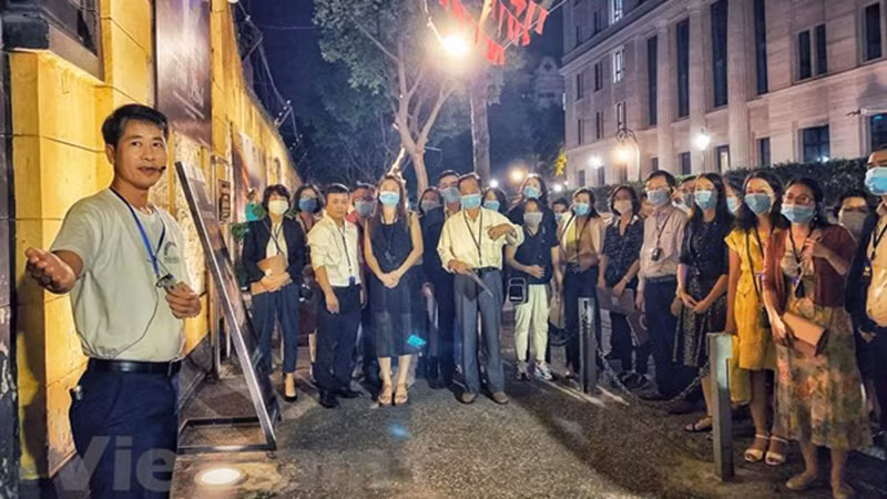 Ночная экскурсия по памятнику «Тюрьма Хоало». Фото: vietnamplus.vn