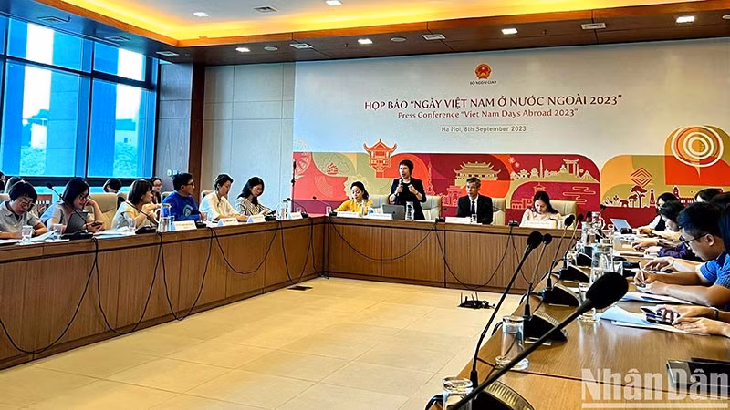 Общий вид пресс-конференции. 