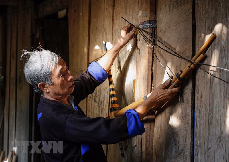 После изготовления ремесленник Тхао Канг Шуа аккуратно вешает готовый «кхен» на стену.