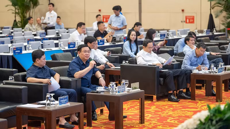 Председатель НС Выонг Динь Хюэ беседует с делегатами на генеральной репетиции открытия 9-й глобальной конференции молодых парламентариев. Фото: VOV 