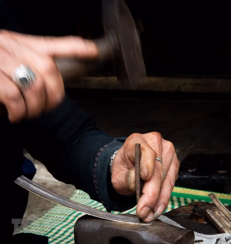 Используя специальные инструменты, мастера тщательно вырезают серебро традиционными ручными методами.