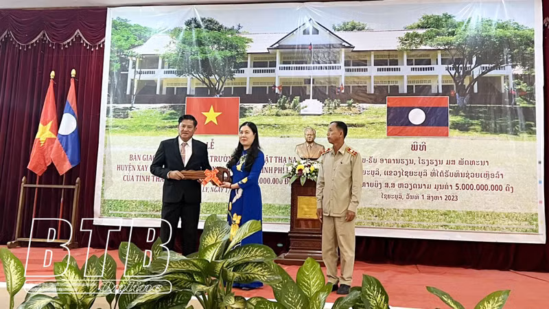 Церемония символической передачи школы. Фото: baothaibinh.com.vn