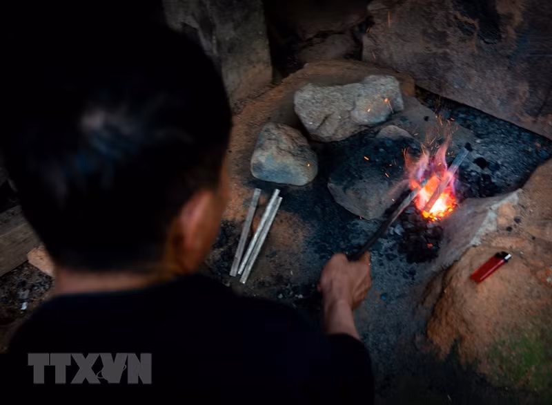 Серебро и серебряные украшения играют очень важную роль в культурной и духовной жизни народности Нунг. На фотографии изображен процесс нагрева для прокатывания серебра.