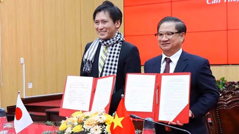 Руководители городов Кантхо и Насусиобара подписывают Соглашение о сотрудничестве в областях туризма и сельского хозяйства. Фото: ВИА