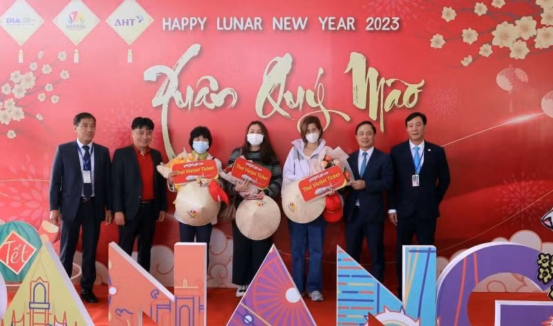 Власти города Дананга вручают подарки первым посетителям города.