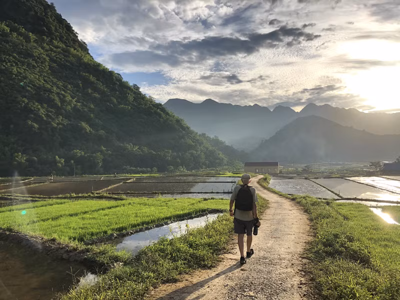Утренняя прогулка по рисовым полям в Пулуонге. Фото: Лиен Хоа
