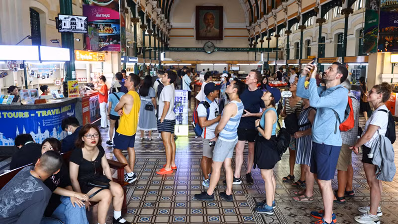 Международные туристы посещают почту города Хошимина. Фото: vnexpress.net