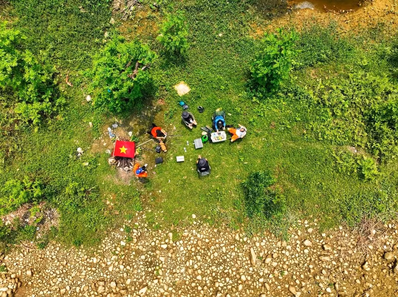 Группа посетителей наслаждается величественным пейзажем Северо-Востока.