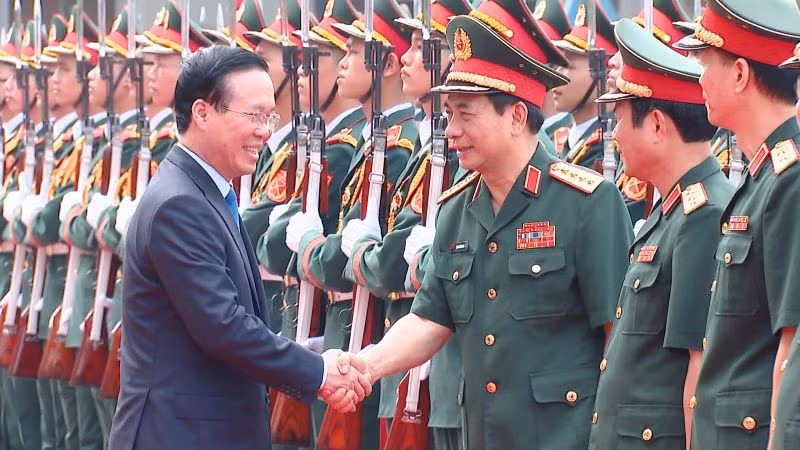 Президент Во Ван Тхыонг посещает Аварийно-спасательное управление. 