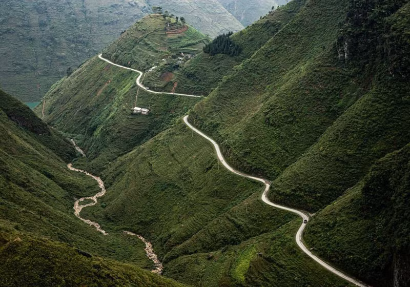 Аэрофотоснимок перевала Мапиленг. Это один из четырех великих перевалов на севере Вьетнама, соединяющий городок Хажанг, уезды Донгван и Меовак. Аэрофотоснимок перевала Мапиленг. Это один из четырех великих перевалов на севере Вьетнама, соединяющий городок Хажанг, уезды Донгван и Меовак.