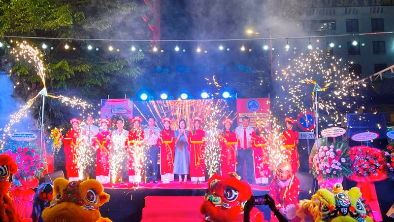 Церемония открытия пешеходной улицы и пилотного ночного рынка Антхыонг.