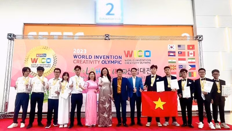 Вьетнамская команда на Всемирной олимпиаде по творчеству и изобретательству в Сеуле.