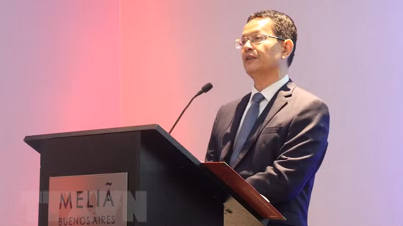 Посол Вьетнама в Аргентине Зыонг Куок Тхань выступает на мероприятии. Фото: ВИА