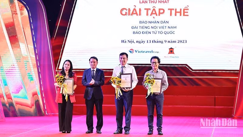 Коллективные награды были вручены газете «Нянзан», радио «Голос Вьетнама» и электронной газете «Токуок».
