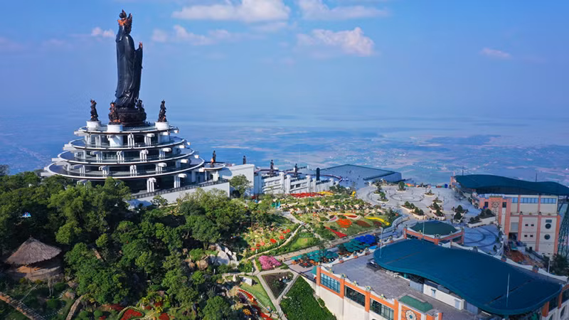 Буддийская статуя на горе Баден. Фото: vnexpress.net