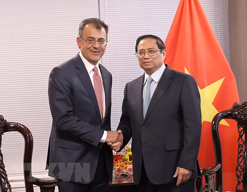 Глава вьетнамского Правительства принимает Карана Бхатиа, Вице-президента по связям с правительством и государственной политике Google. Фото: ВИА