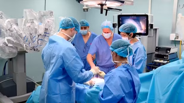 Профессор Алеринг обсудил с врачами больницы Биньзан вопрос установления троакара в роботизированной хирургии рака простаты. Фото: sggp.org.vn