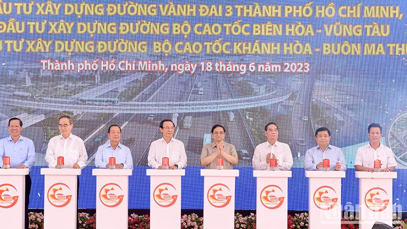 Церемония начала строительства трех важных национальных транспортных проектов.