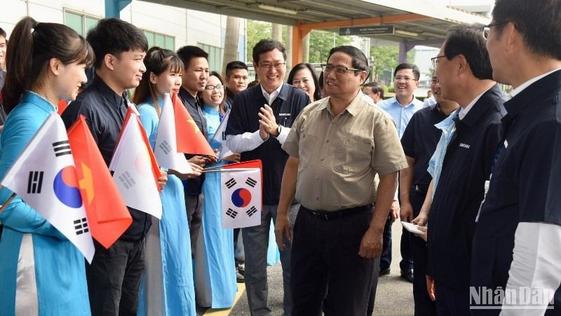 Премьер-министр Фам Минь Тьинь посещает Samsung Electronics Vietnam в провинции Бакнинь. Фото: Чан Хай