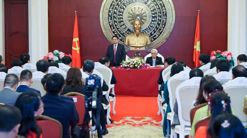 Премьер-министр на встрече с сотрудниками Посольства Вьетнама в Китае и представителями вьетнамской общины в Китае. Фото: Нят Бак