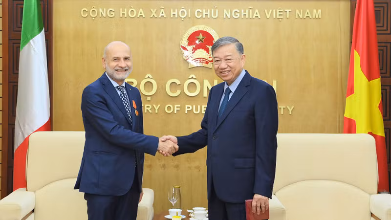 Министр общественной безопасности генерал армии То Лам принимает Посла Италии во Вьетнаме Антонио Алессандро. Фото: cand.com.vn