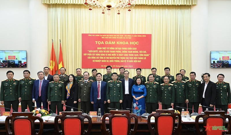 Участники беседы фотографируются на память. Фото: qdnd.vn