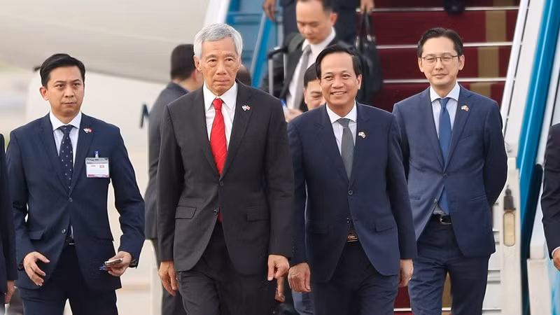 Премьер-министра Сингапура Ли Сяньлуна встречают в аэропорту Нойбай. Фото: Зюи Линь