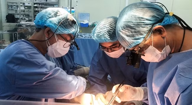 Врачи выполняют операцию. Фото: Больница Тьорэй