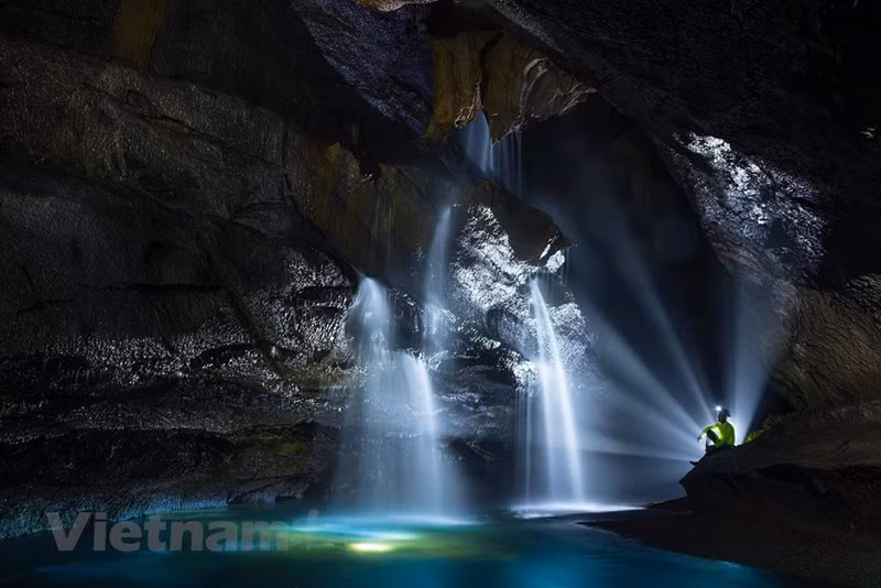 После дождливого сезона дождевая вода просачивается в землю по подземным водным каналам через трещины в скалах и вливается в пещеру, создавая чрезвычайно уникальные подземные водопады.