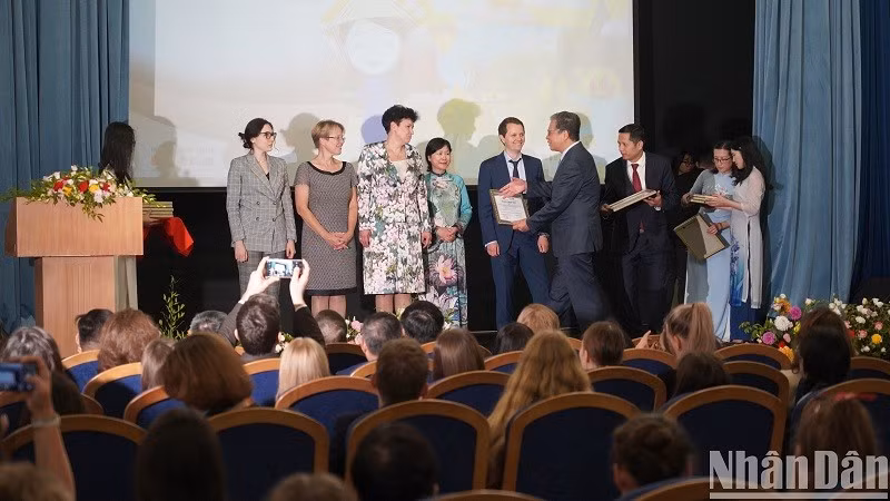 Посол Данг Минь Кхой вручает похвальные грамоты выдающимся преподавателям вьетнамского языка в вузах России. Фото: Суан Хынг