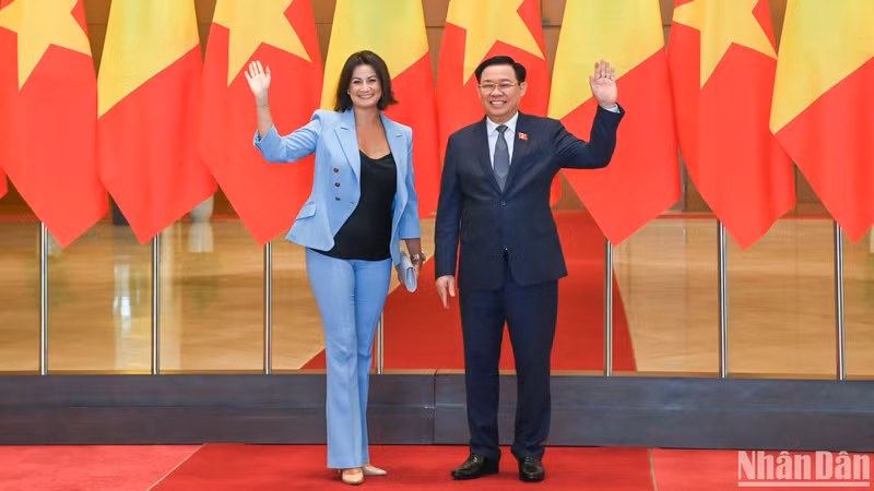 Председатель НС Выонг Динь Хюэ и Председатель Сената Бельгии Стефани Д'Оз. Фото: Зюи Линь