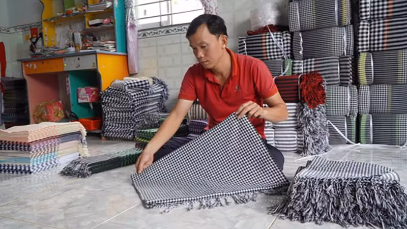 Изначально шаль была полностью ручной работы двух цветов: черно-белого или коричнево-белого. Фото: ВИА 