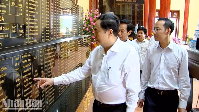 Постоянный зампредседателя НС Чан Тхань Ман на кладбище павших бойцов в островном городе Фукуок.