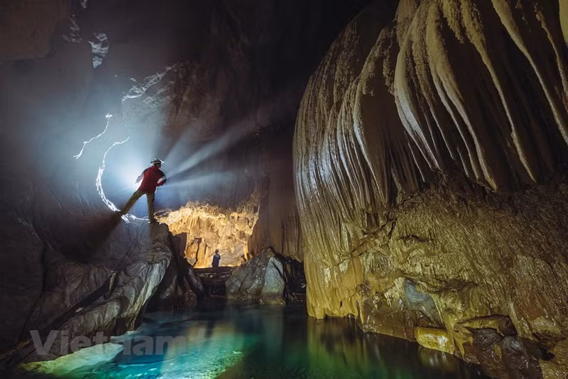 Вода с вершины горы просачивается в землю, а затем проникает через трещины скал в пещеру.