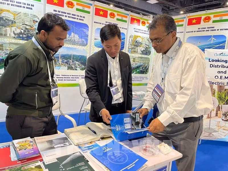 Представитель Торгового представительства Вьетнама в Индии обсуждает возможности сотрудничества с индийскими предприятиями. Фото: ВИА