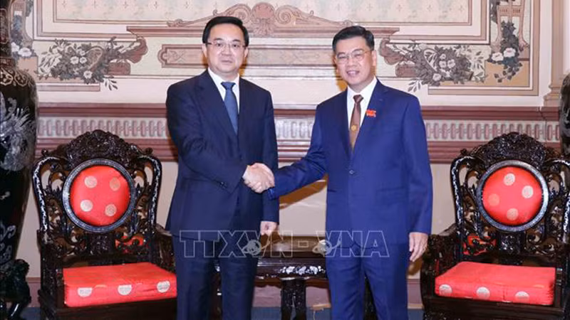 Заместитель председателя Народного совета города Хошимина Нгуен Ван Зунг (справа) и Заместитель председателя Постоянного комитета Собрания народных представителей провинции Чжэцзян Гао Синфу. Фото: ВИА