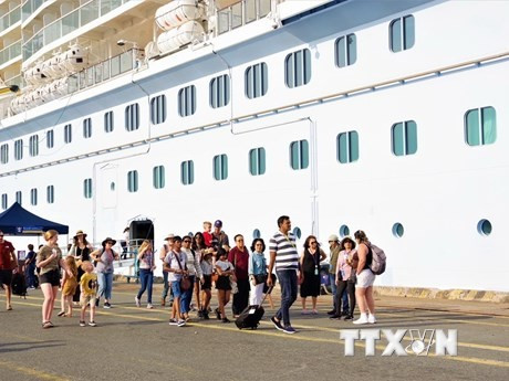 Пассажиры круизного лайнера «Spectrum of the Seas» в порту Танканг-Каймеп провинции Бариа-Вунгтау. Фото: ВИА