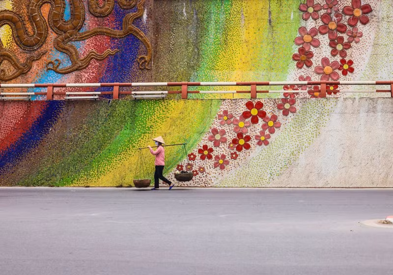 Фотография лоточницы, идущей по керамической улице в Ханое, была опубликована в июле 2022 года. Фотография лоточницы, идущей по керамической улице в Ханое, была опубликована в июле 2022 года.
