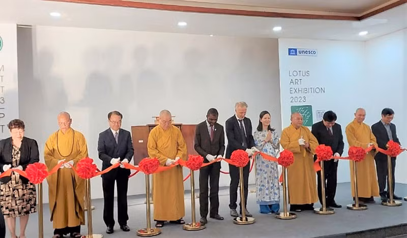 Церемония разрезания красной ленты в знак открытия выставки.