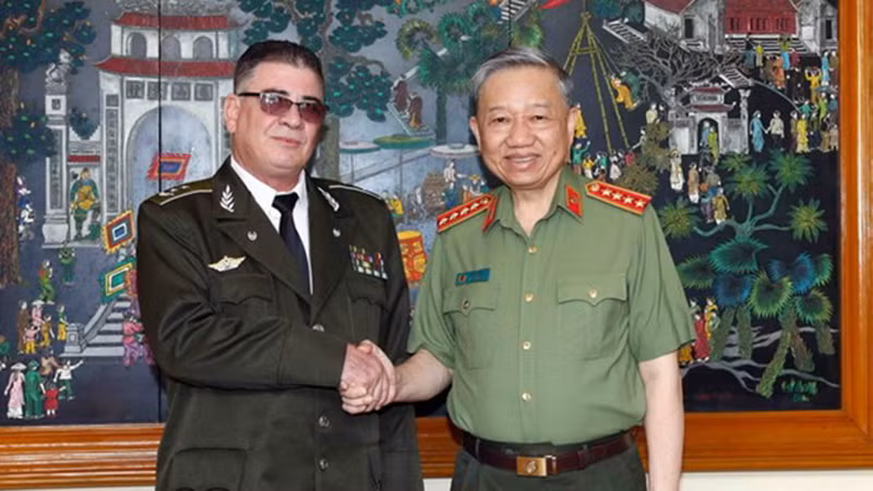 Генерал армии То Лам и генерал-лейтенант Ласаро Альберто Альварес Касас.