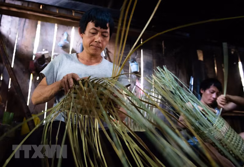 Для представителей народности Хмонг среди предметов, связанных с повседневной жизнью, заплечный короб считается «неотделимым» предметом.