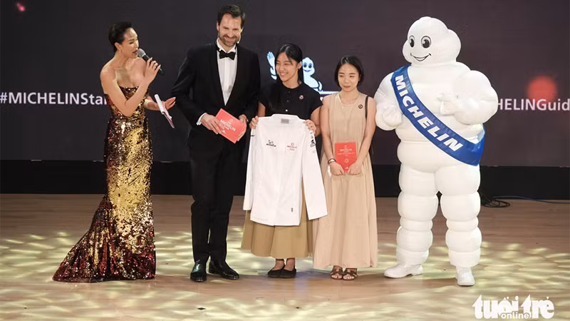 Представители ресторана «Tầm Vị» на церемонии вручения звезды Мишлен.