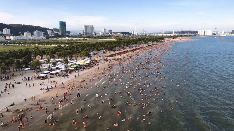 Пляж Байтяй в туристический сезон. Фото: vnexpress.net