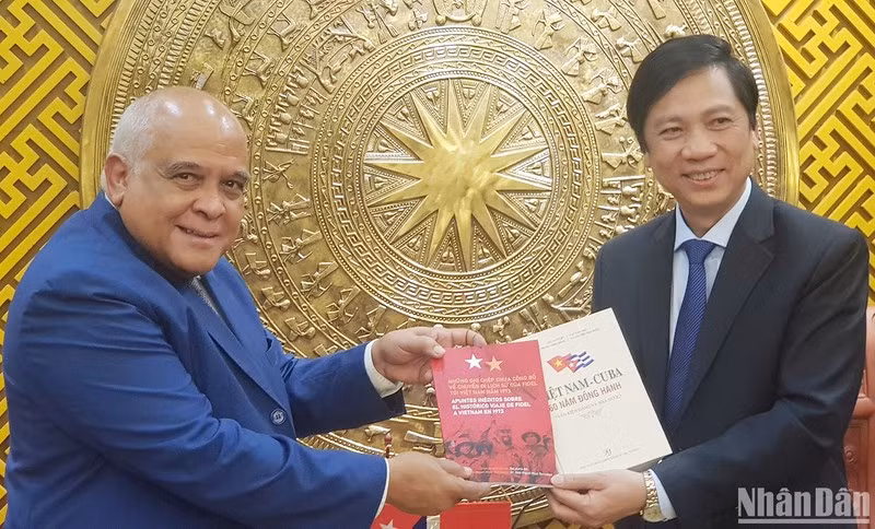 Зампредседателя Народного комитета провинции Куангчи Хоанг Нам и Посол Кубы во Вьетнаме.