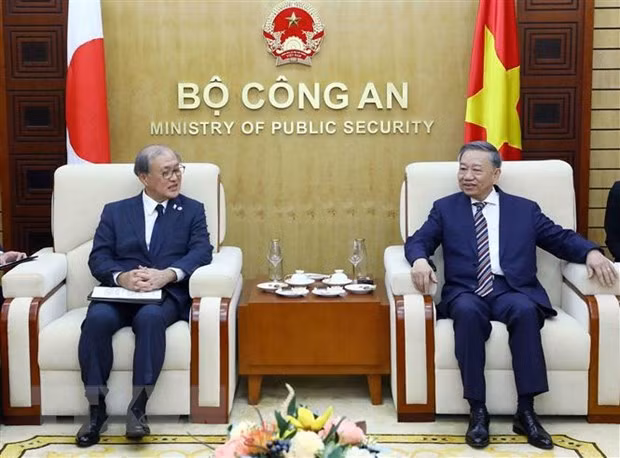 Министр общественной безопасности генерал армии То Лам принимает Генерального секретаря Совета национальной безопасности Японии Акибу Такэо. Фото: ВИА