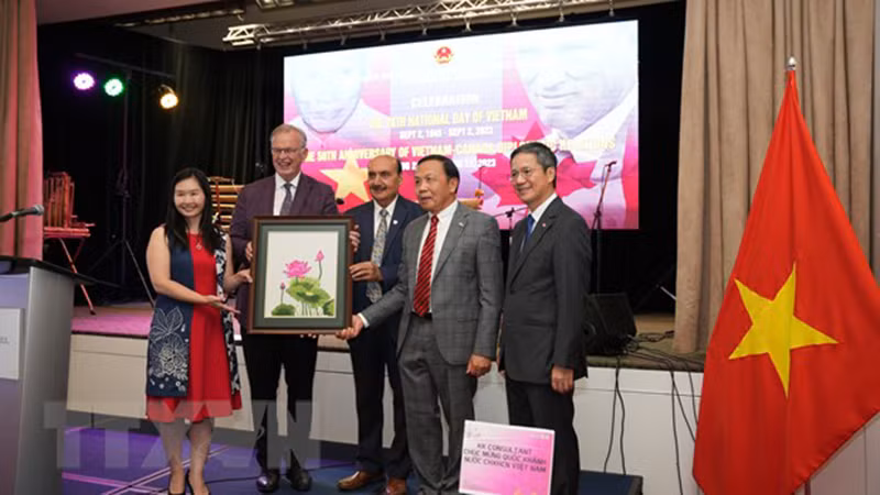 Руководители провинции Британской Колумбии поздравляют Генеральное консульство Вьетнама в Ванкувере. Фото: ВИА