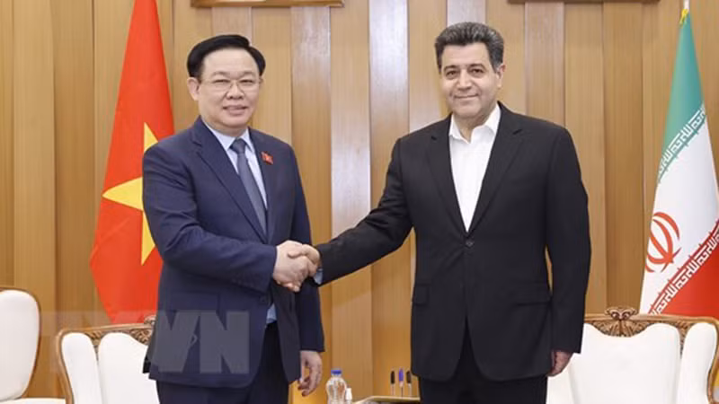 Председатель НС Выонг Динь Хюэ и Президент ICCIMA Хоссейн Селахварзи. Фото: ВИА
