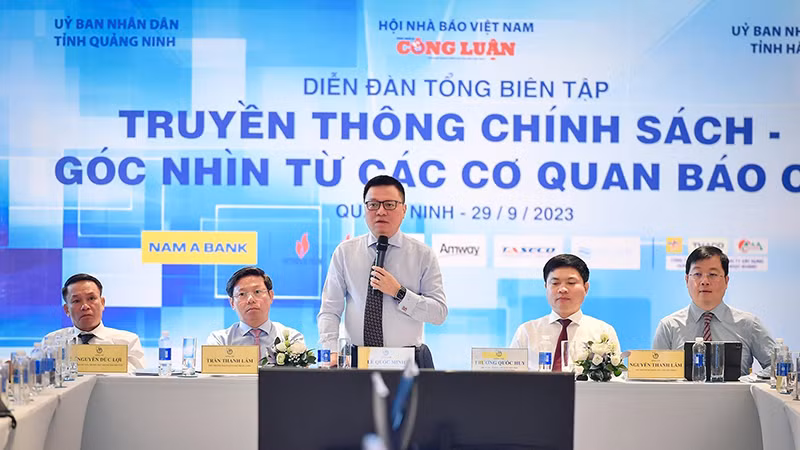 Главный редактор газеты «Нянзан» Ле Куок Минь выступает на Форуме. Фото: Тхань Дат